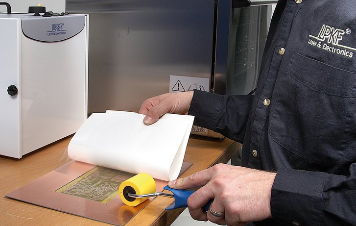 贴保护膜并钻通孔